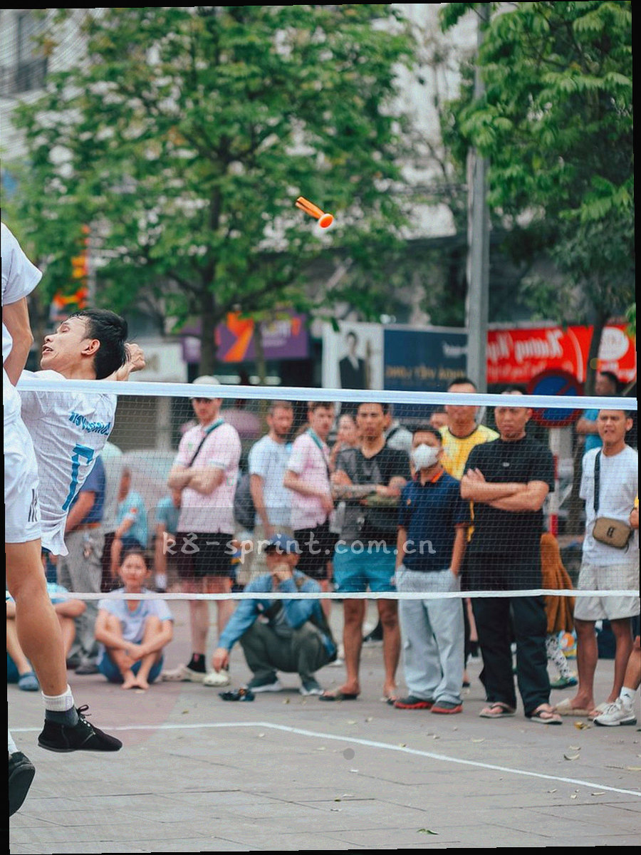 竖屏手持设备上显示比分列表的抽象色块示意画面，不含真实应用截图